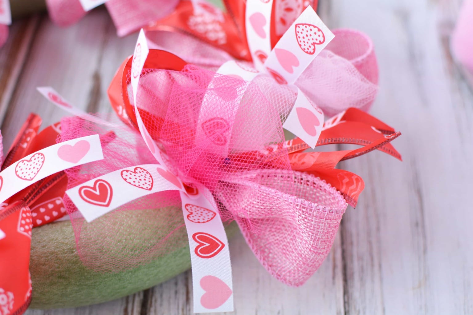 Valentine's Day Wreath, DIY Homemade Wreath, DIY Valentine's Day Wreath, Valentine's Day Crafts, DIY Tutorial for Valentine's Day Wreath, DIY Wreath for Front door