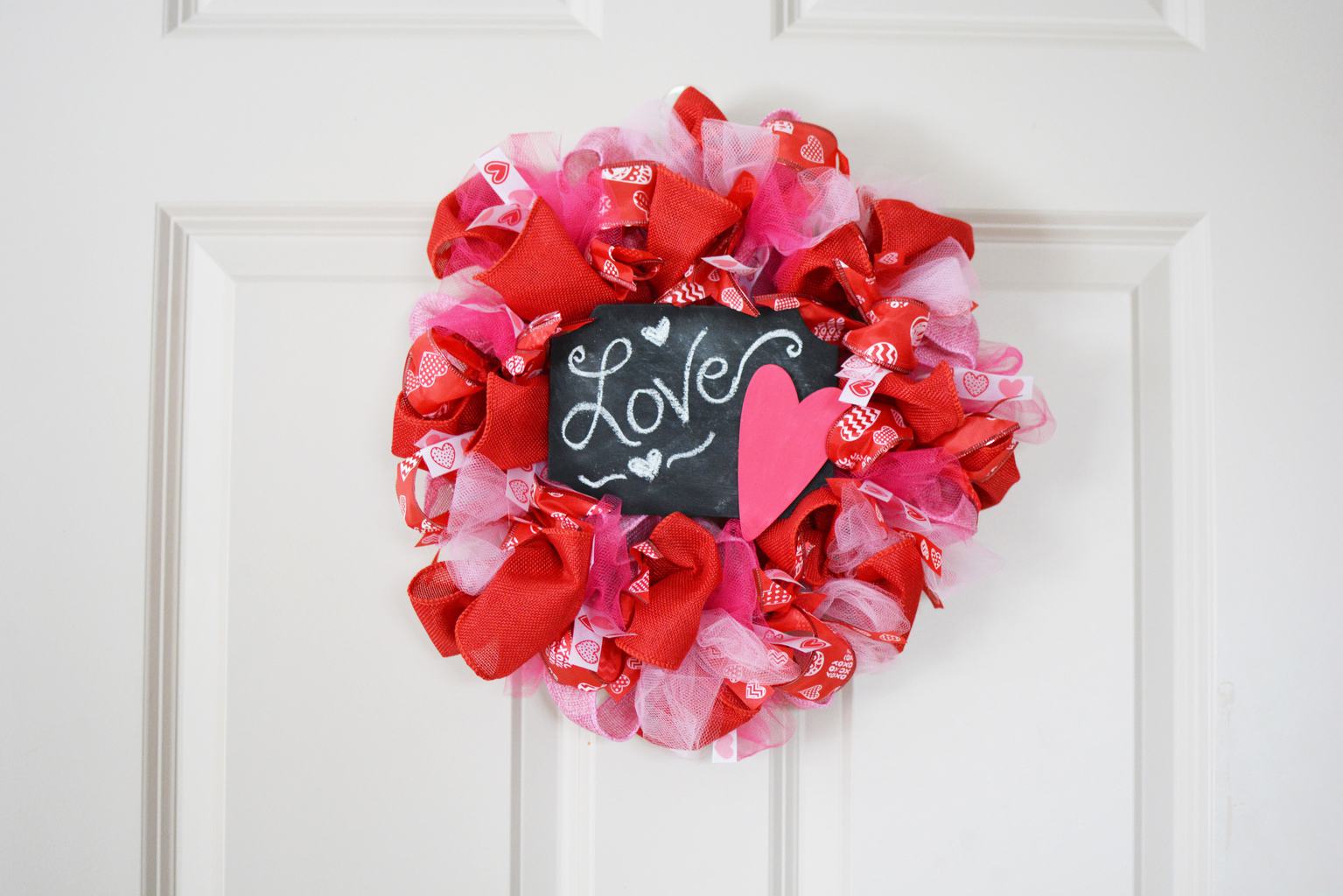 Valentine's Day Wreath, DIY Homemade Wreath, DIY Valentine's Day Wreath, Valentine's Day Crafts, DIY Tutorial for Valentine's Day Wreath, DIY Wreath for Front door